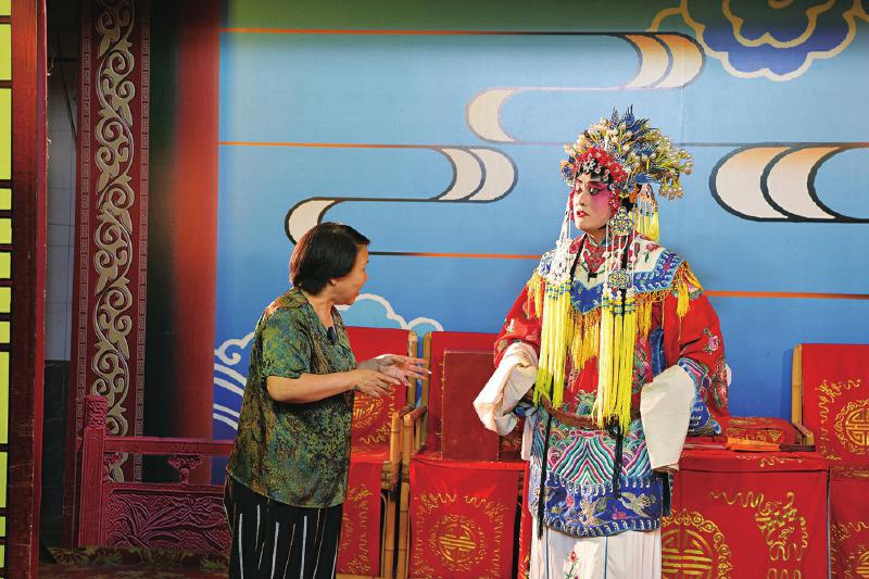 刘玉（右）正在向老师学习仪态。 受访者供图.jpg