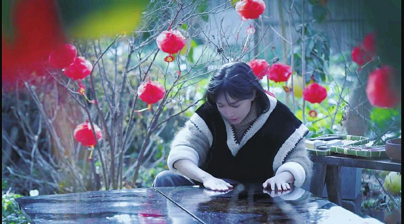 李子柒制作雕漆隐花衣橱。视频截图.jpg