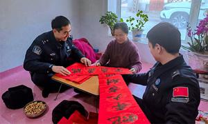 贴春联 送福字 边境辖区年味儿浓