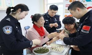 警民携手贺岁 共迎欢乐小年