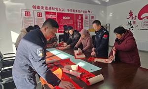 边陲千里党旗红 警民携手暖新春