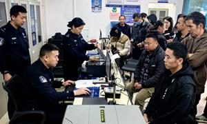 服务不打烊 办证暖民心