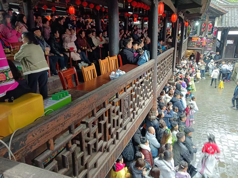 土司城景区内游客如织.jpg